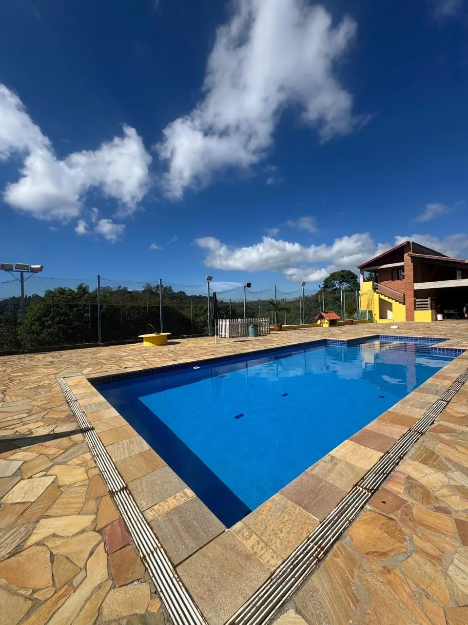 Piscina ao ar livre com vista para a natureza